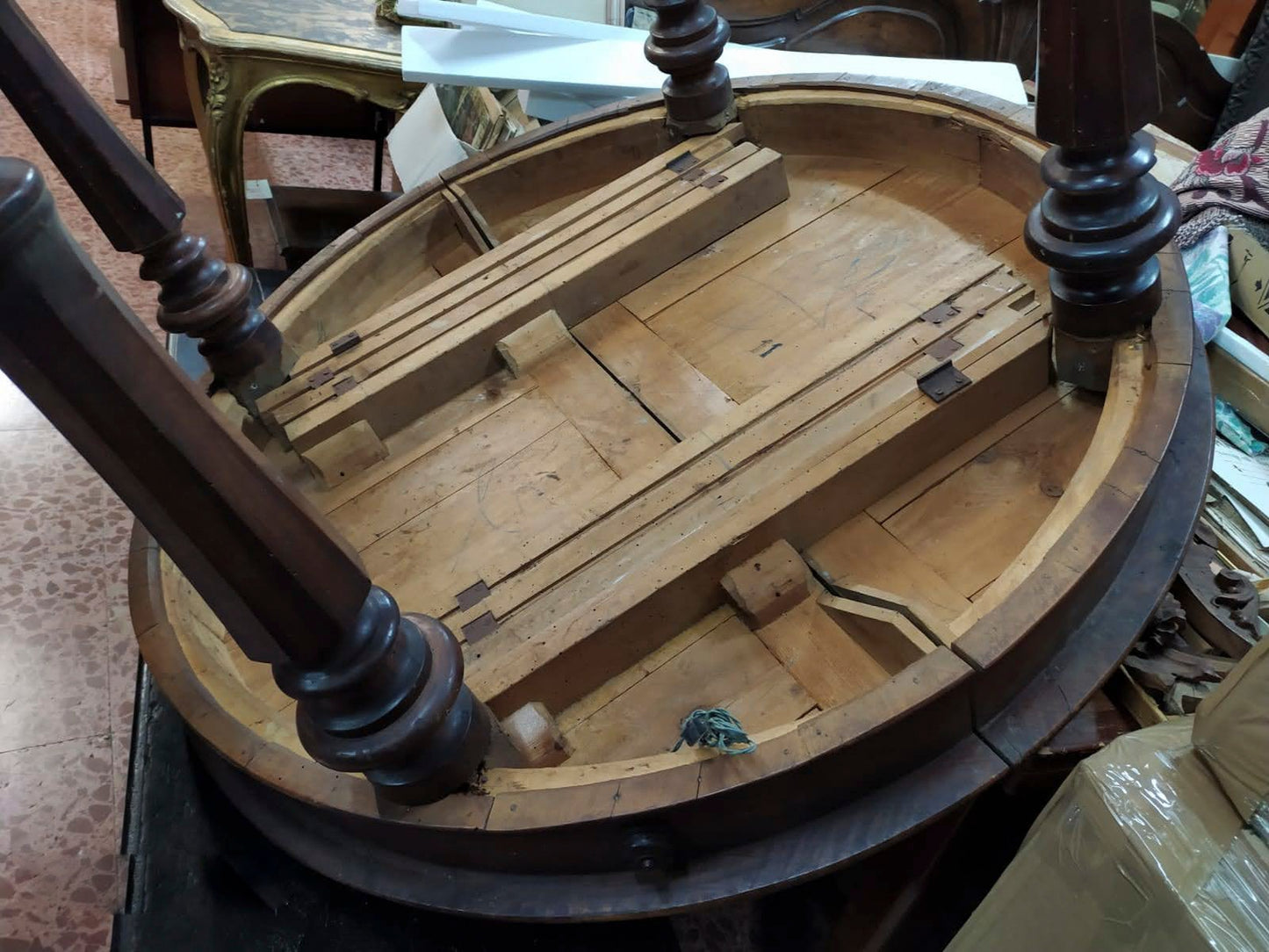 Tavolo rotondo placcato in ciliegio Italia epoca metà 800