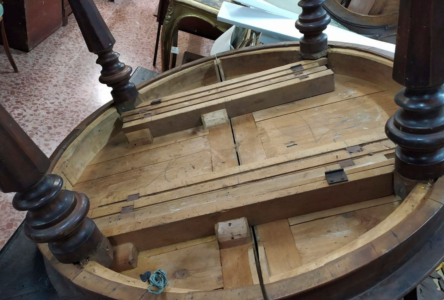 Tavolo rotondo placcato in ciliegio Italia epoca metà 800