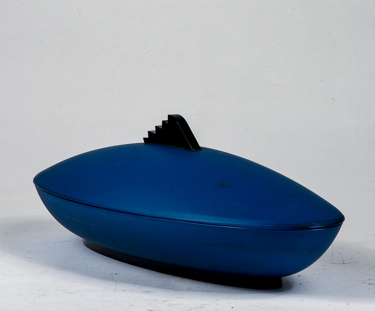vassoio in plastica ART DECO'  con coperchi raffigura sagoma pesce in plastica con piccoli segni