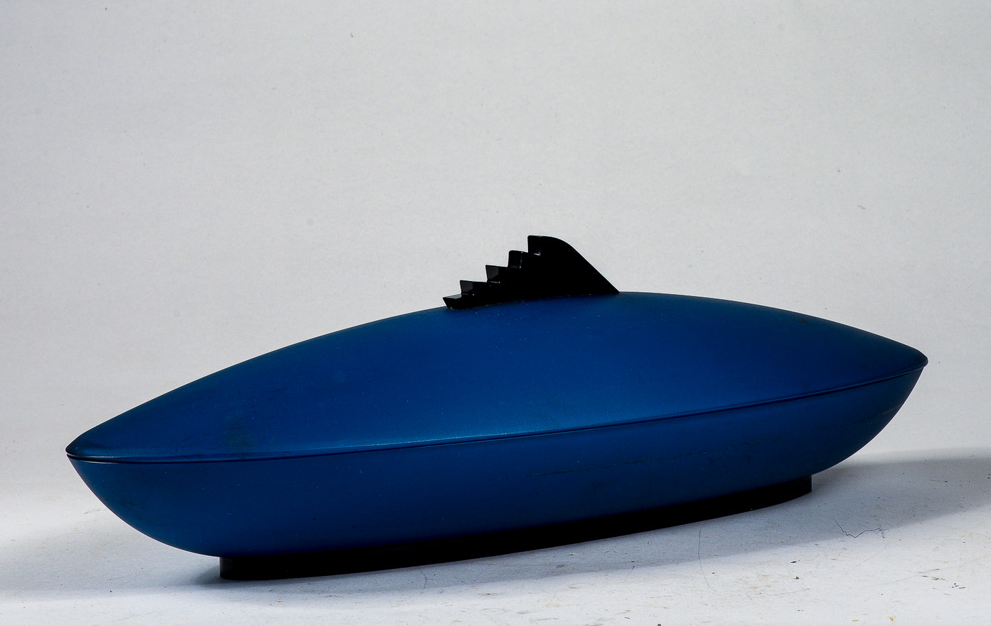vassoio in plastica ART DECO'  con coperchi raffigura sagoma pesce in plastica con piccoli segni