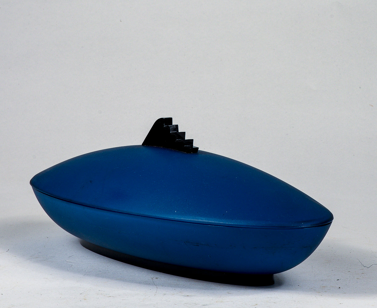 vassoio in plastica ART DECO'  con coperchi raffigura sagoma pesce in plastica con piccoli segni