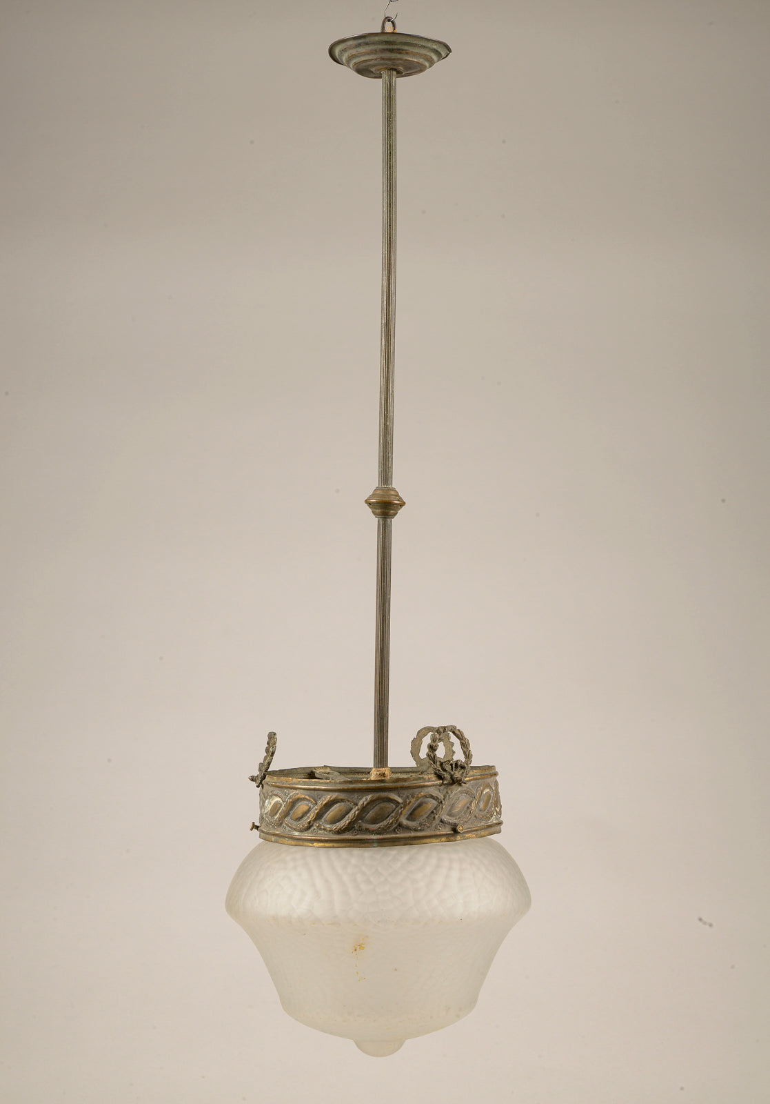 Lampadario anni 1940 in metallo e vetro smerigliato a 1 luce