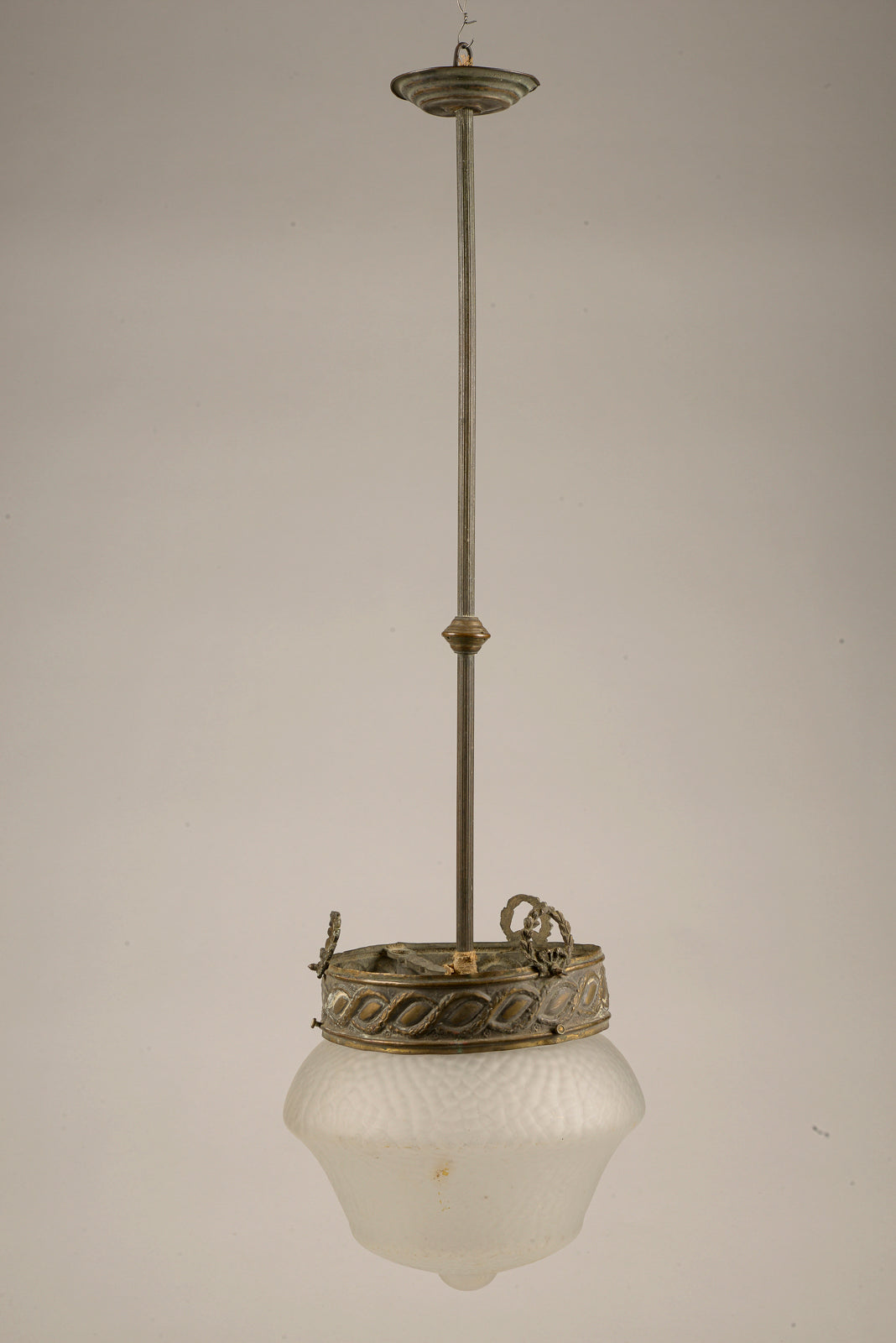 Lampadario anni 1940 in metallo e vetro smerigliato a 1 luce