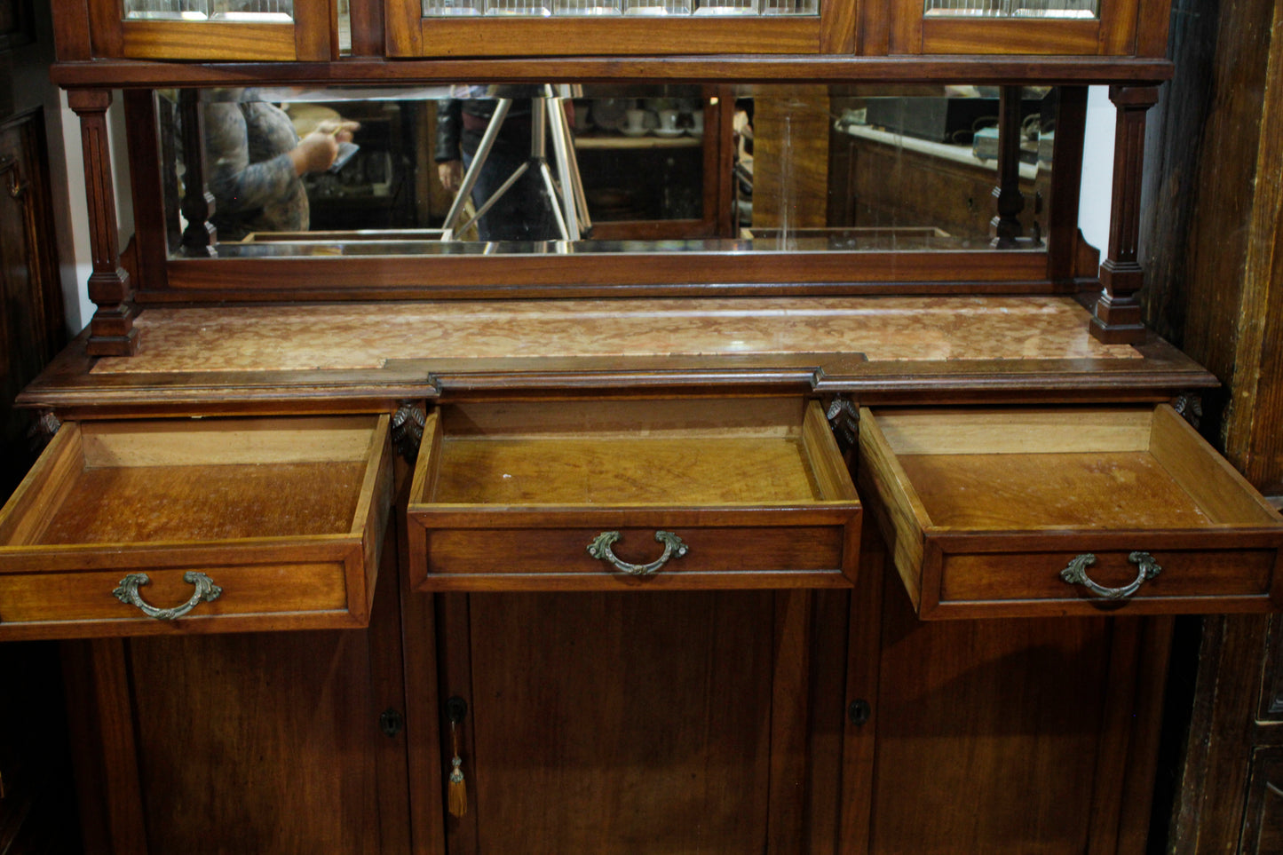 CREDENZA IN NOCE, LIBERTY CON VETRI MOLATI E PIANO IN MARMO