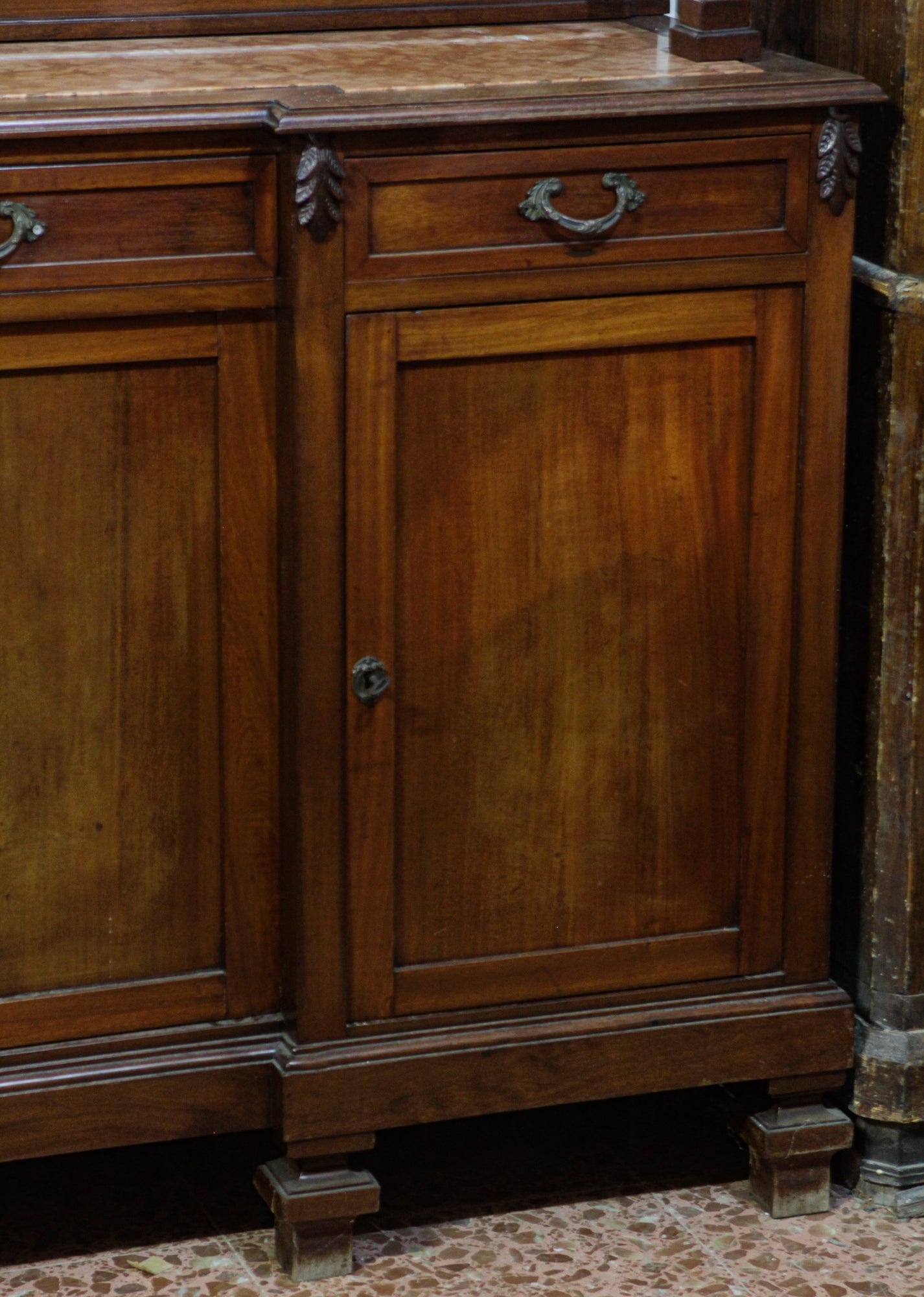 CREDENZA IN NOCE, LIBERTY CON VETRI MOLATI E PIANO IN MARMO