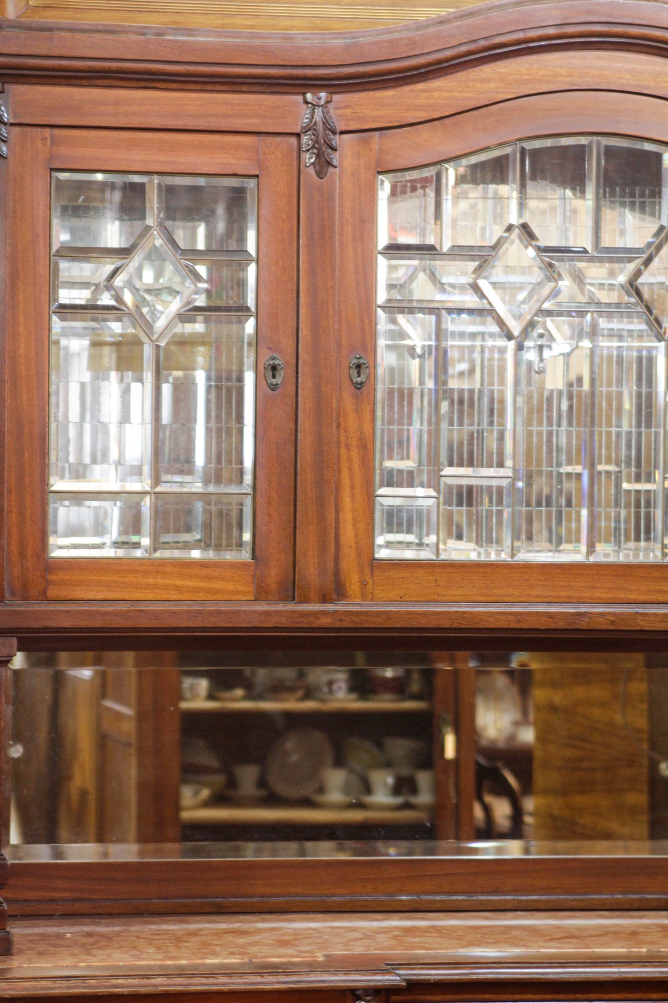CREDENZA IN NOCE, LIBERTY CON VETRI MOLATI E PIANO IN MARMO