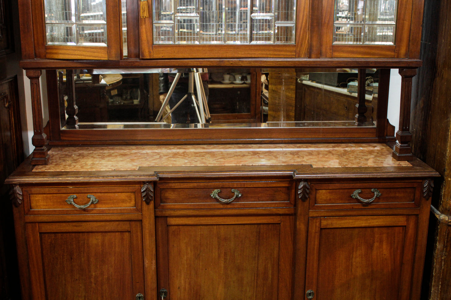 CREDENZA IN NOCE, LIBERTY CON VETRI MOLATI E PIANO IN MARMO