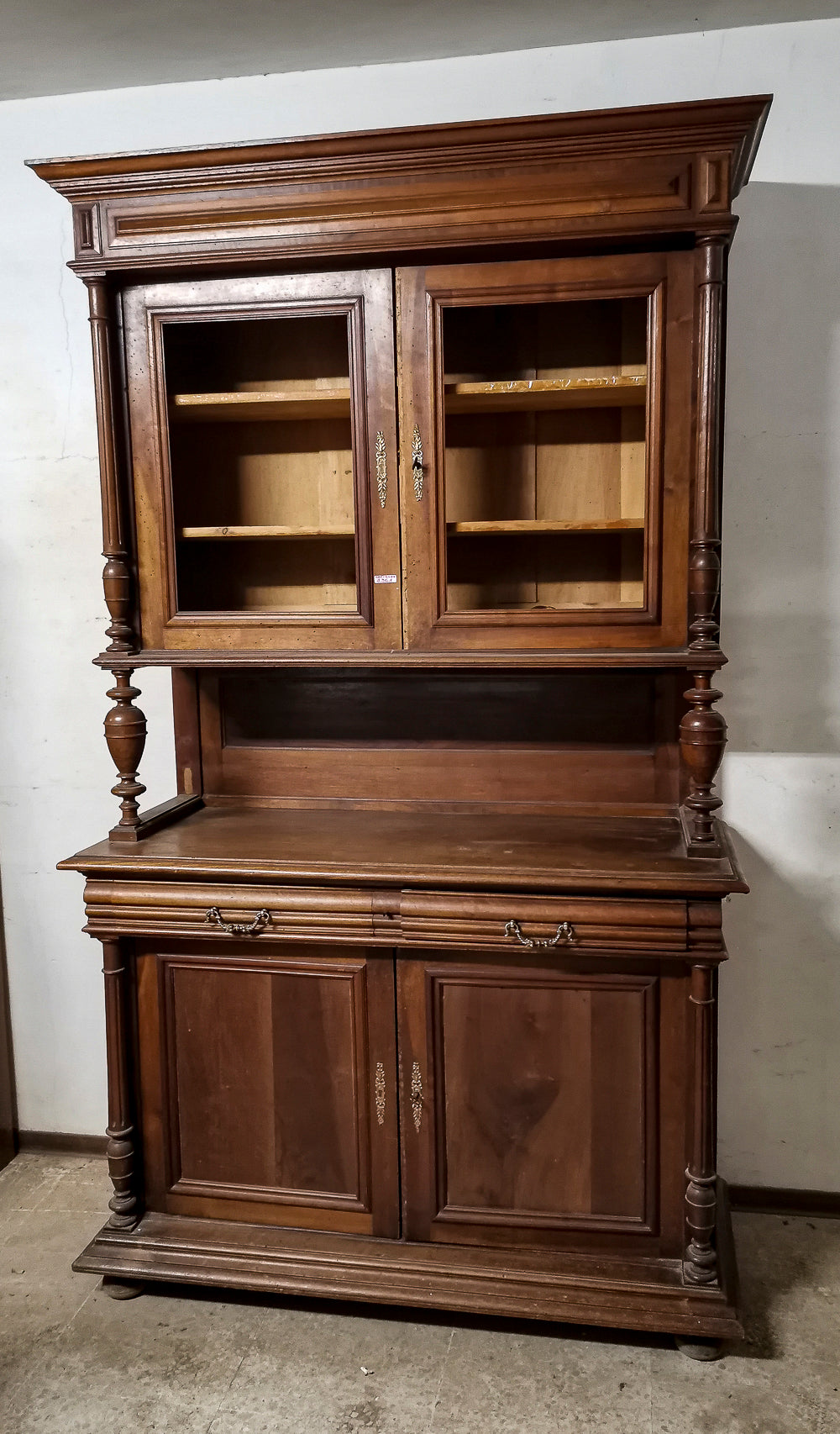 Credenza in noce massello a due corpi  Italia seconda metà dell'800