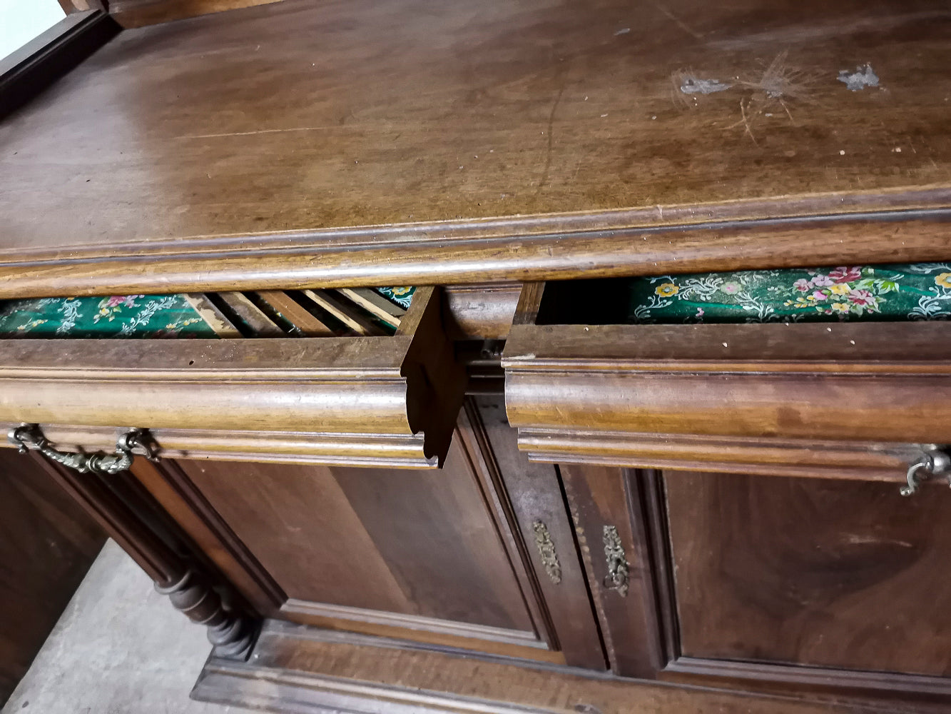 Credenza in noce massello a due corpi  Italia seconda metà dell'800