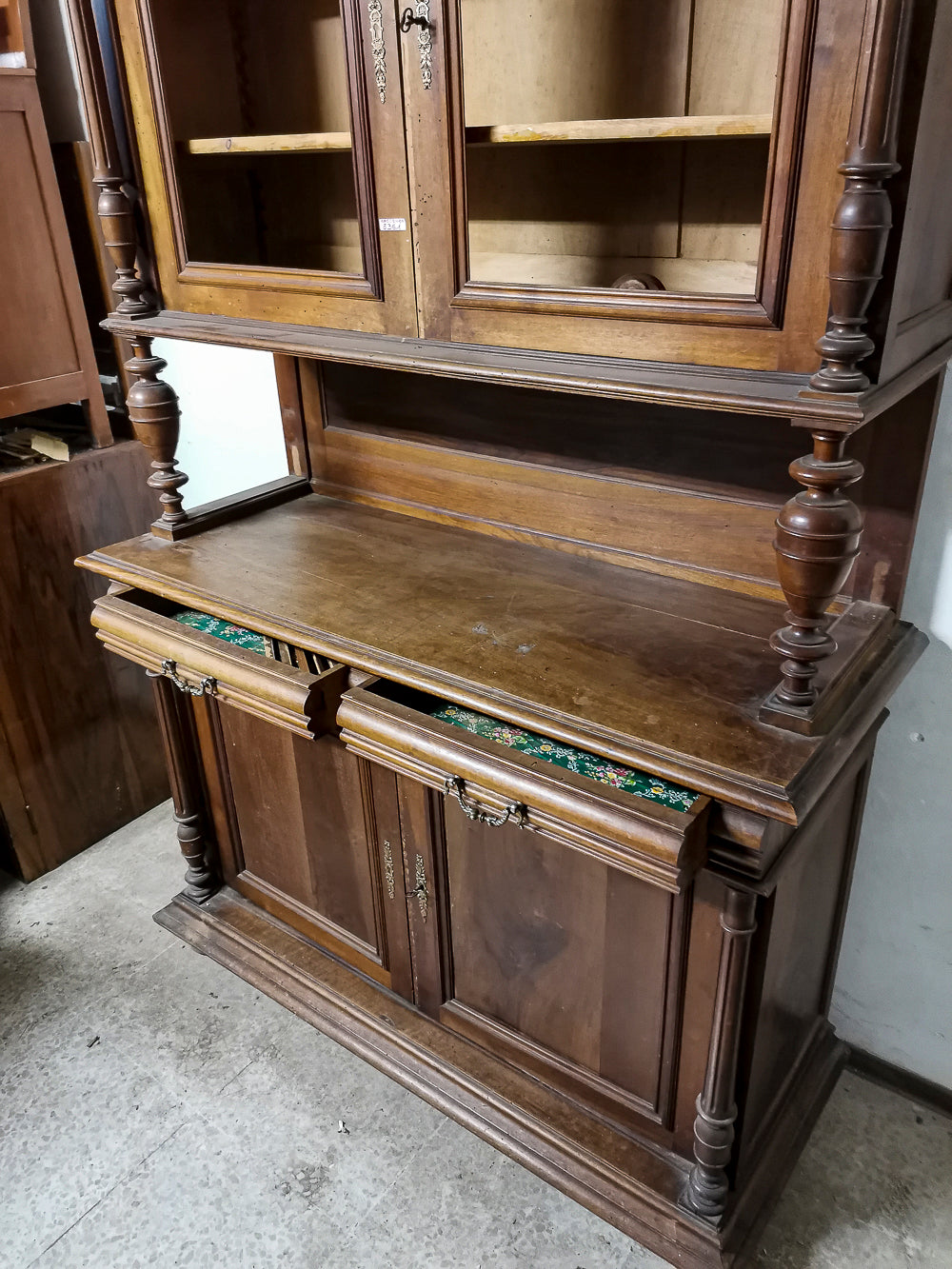 Credenza in noce massello a due corpi  Italia seconda metà dell'800