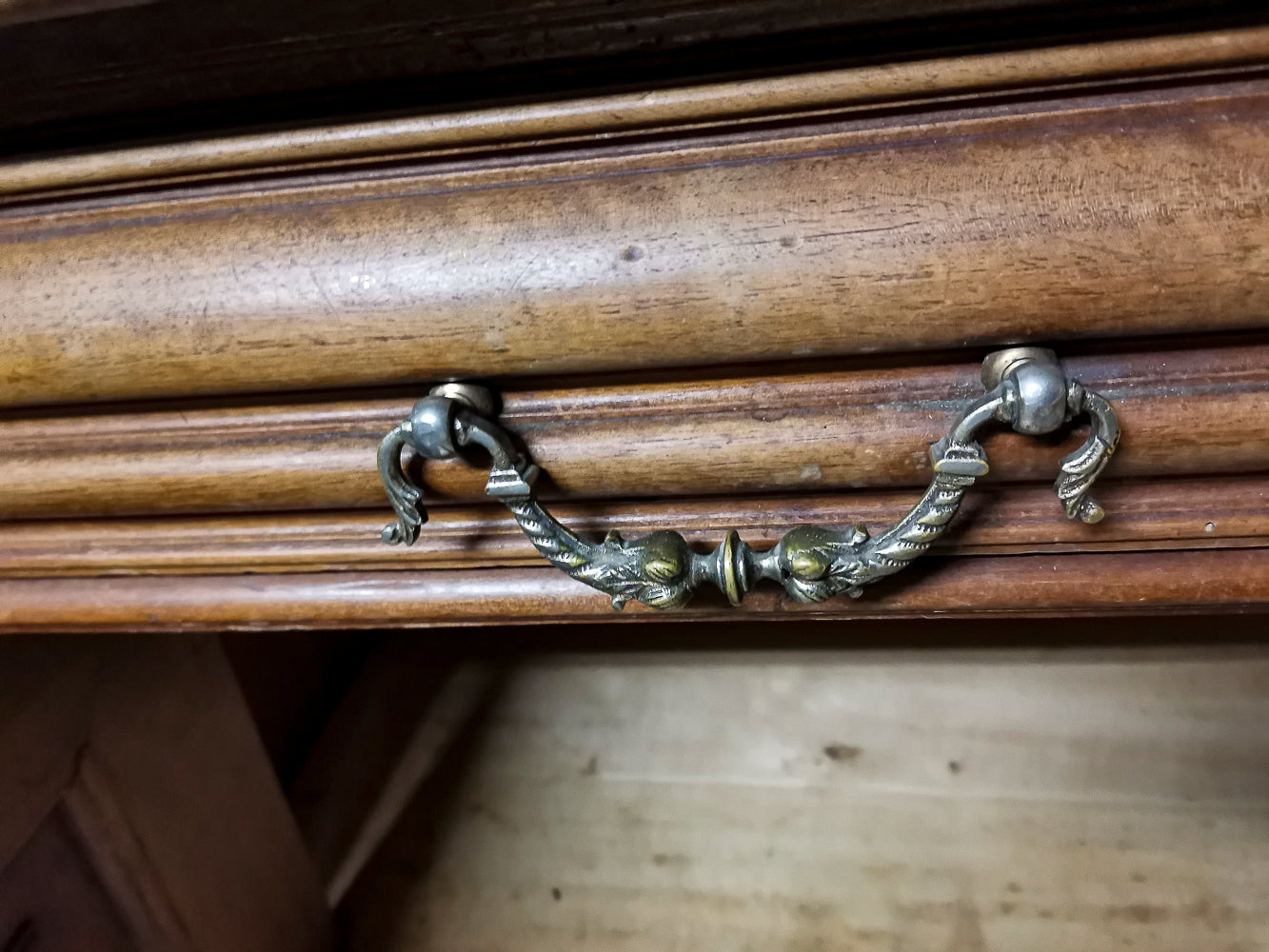 Credenza in noce massello a due corpi  Italia seconda metà dell'800