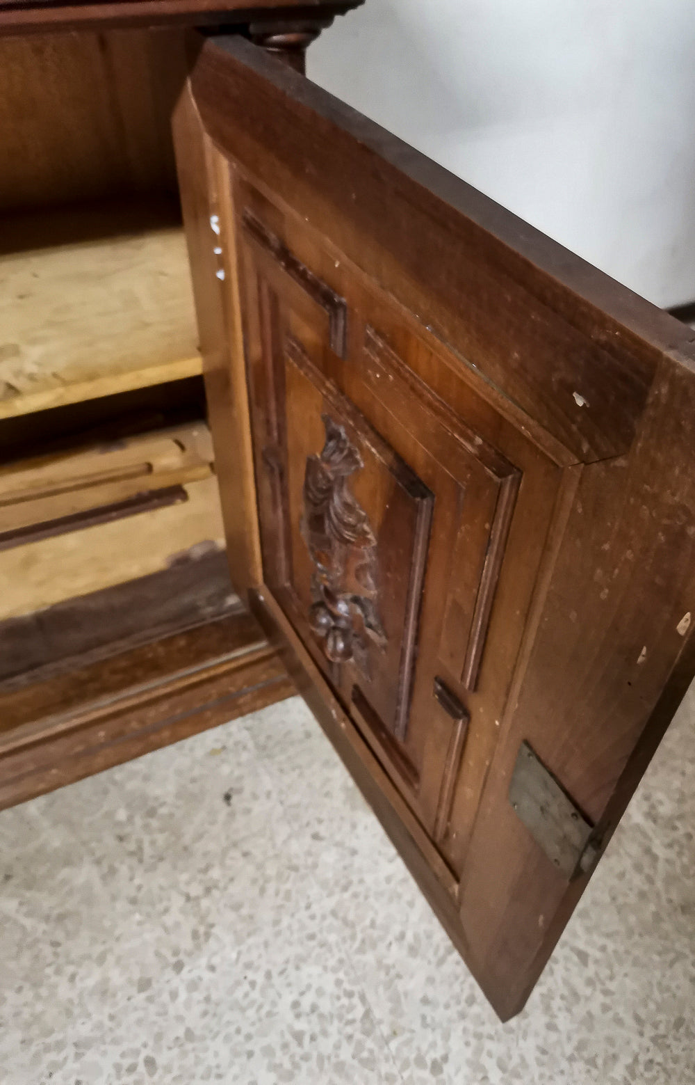 Credenza in noce massello a due corpi  Italia seconda metà dell'800