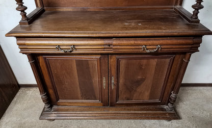 Credenza in noce massello a due corpi  Italia seconda metà dell'800