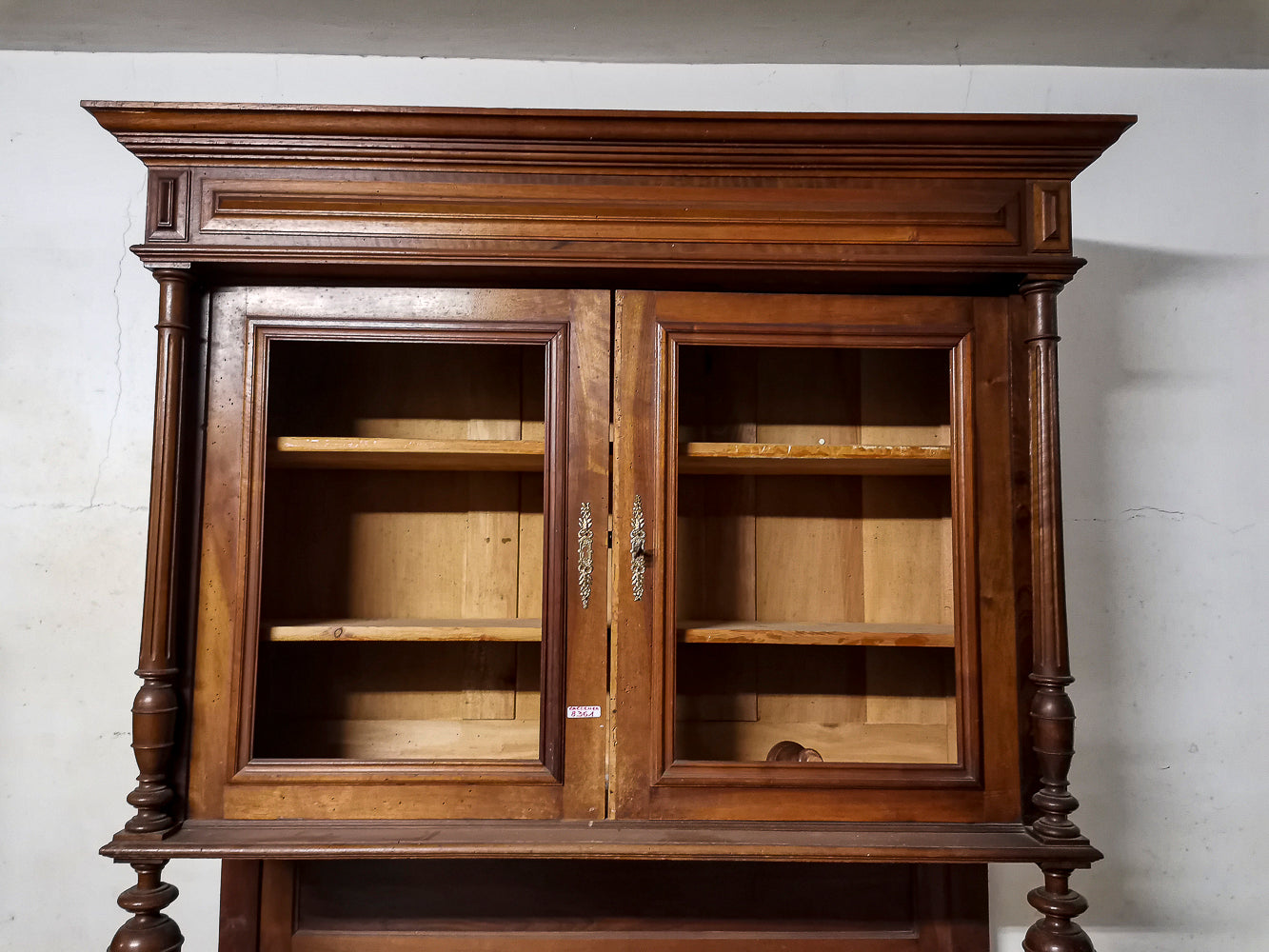 Credenza in noce massello a due corpi  Italia seconda metà dell'800