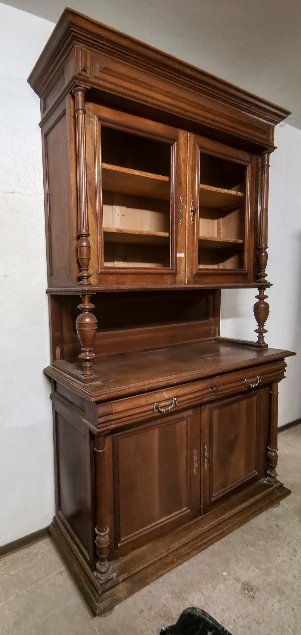 Credenza in noce massello a due corpi  Italia seconda metà dell'800