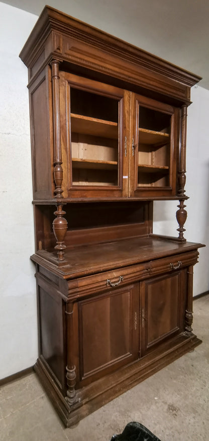Credenza in noce massello a due corpi  Italia seconda metà dell'800