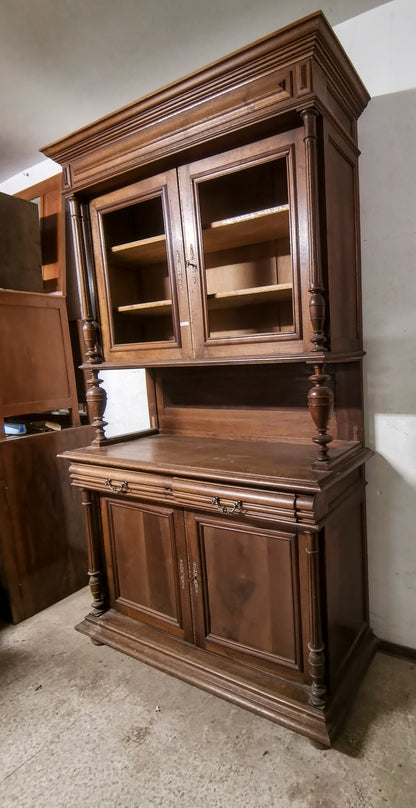 Credenza in noce massello a due corpi  Italia seconda metà dell'800
