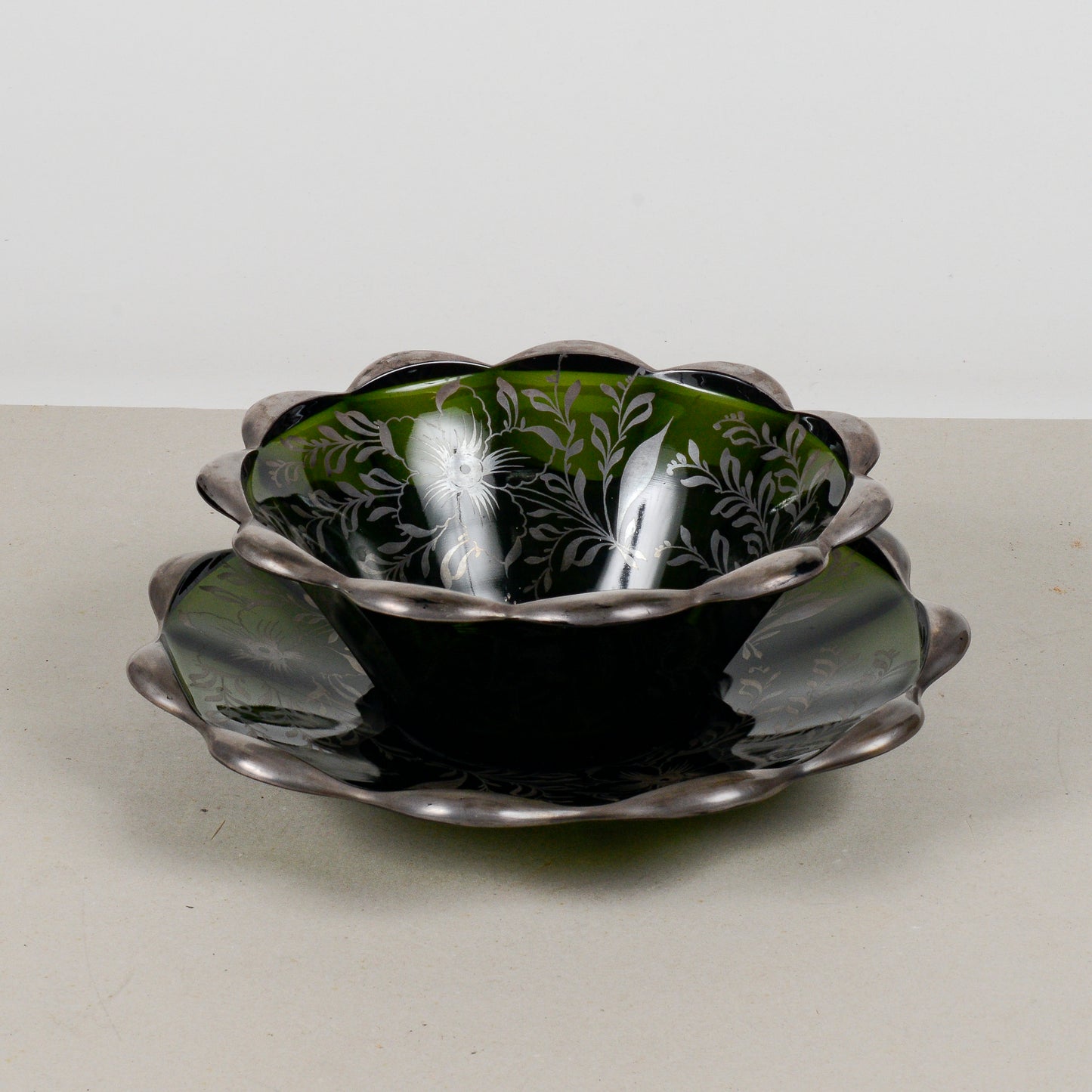 set due piatti in vetro verde con decori argento epoca metà XX Secolo