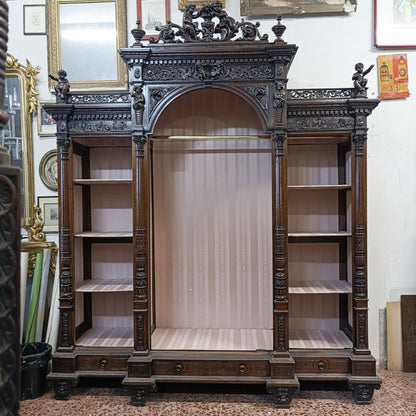 Armadio di noce intagliato e scolpito realizzato dall'ebanista Sellerio Giuseppe Milano fine 1800.