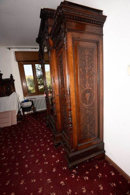 Armadio di noce intagliato e scolpito realizzato dall'ebanista Sellerio Giuseppe Milano fine 1800.