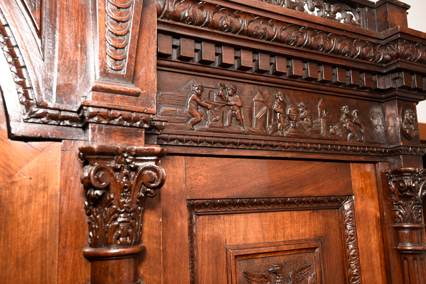 Armadio di noce intagliato e scolpito realizzato dall'ebanista Sellerio Giuseppe Milano fine 1800.