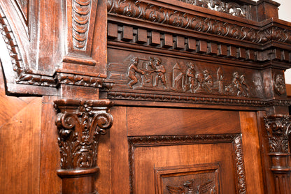 Armadio di noce intagliato e scolpito realizzato dall'ebanista Sellerio Giuseppe Milano fine 1800.