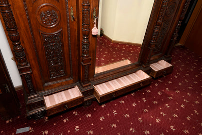 Armadio di noce intagliato e scolpito realizzato dall'ebanista Sellerio Giuseppe Milano fine 1800.