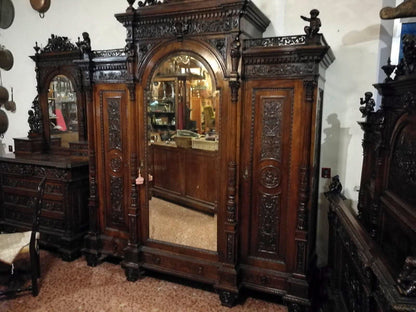 Armadio di noce intagliato e scolpito realizzato dall'ebanista Sellerio Giuseppe Milano fine 1800.