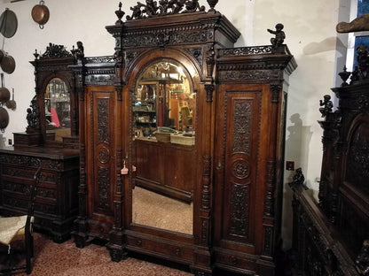 Armadio di noce intagliato e scolpito realizzato dall'ebanista Sellerio Giuseppe Milano fine 1800.