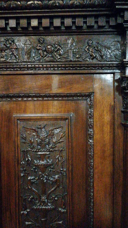 Armadio di noce intagliato e scolpito realizzato dall'ebanista Sellerio Giuseppe Milano fine 1800.