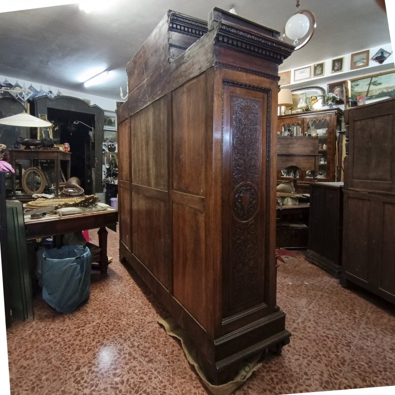 Armadio di noce intagliato e scolpito realizzato dall'ebanista Sellerio Giuseppe Milano fine 1800.