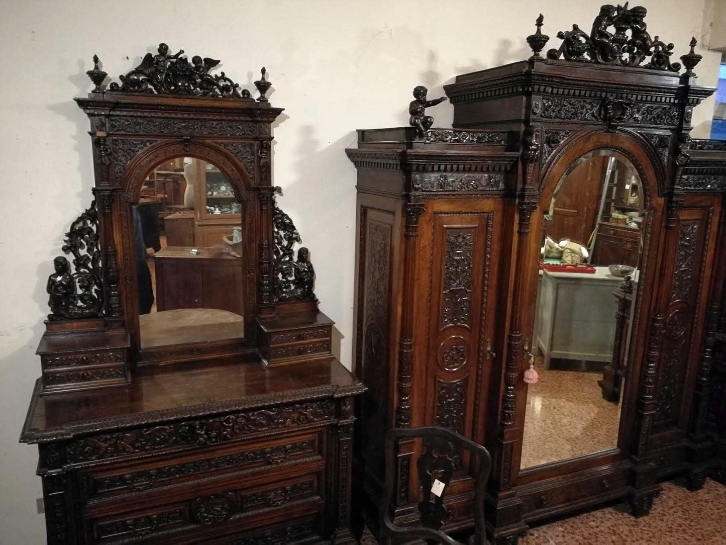 Armadio di noce intagliato e scolpito realizzato dall'ebanista Sellerio Giuseppe Milano fine 1800.