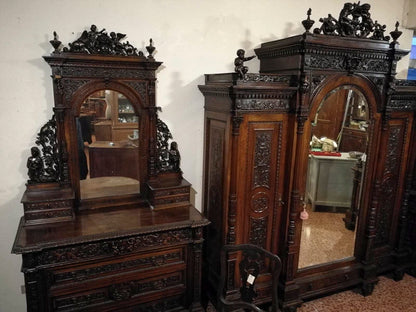 Armadio di noce intagliato e scolpito realizzato dall'ebanista Sellerio Giuseppe Milano fine 1800.