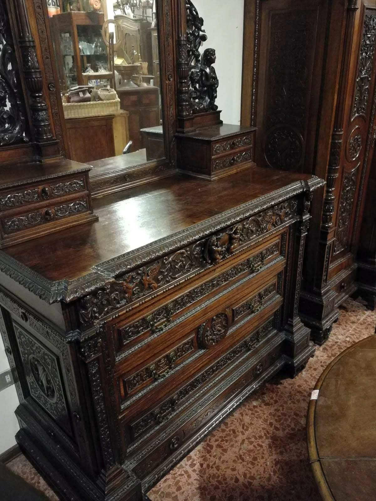 Armadio di noce intagliato e scolpito realizzato dall'ebanista Sellerio Giuseppe Milano fine 1800.