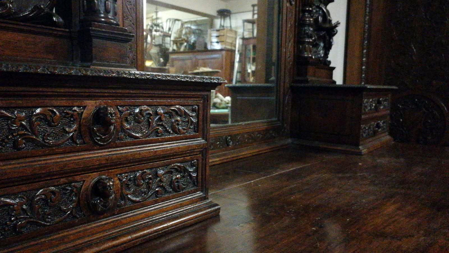 Armadio di noce intagliato e scolpito realizzato dall'ebanista Sellerio Giuseppe Milano fine 1800.