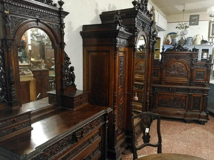 Armadio di noce intagliato e scolpito realizzato dall'ebanista Sellerio Giuseppe Milano fine 1800.