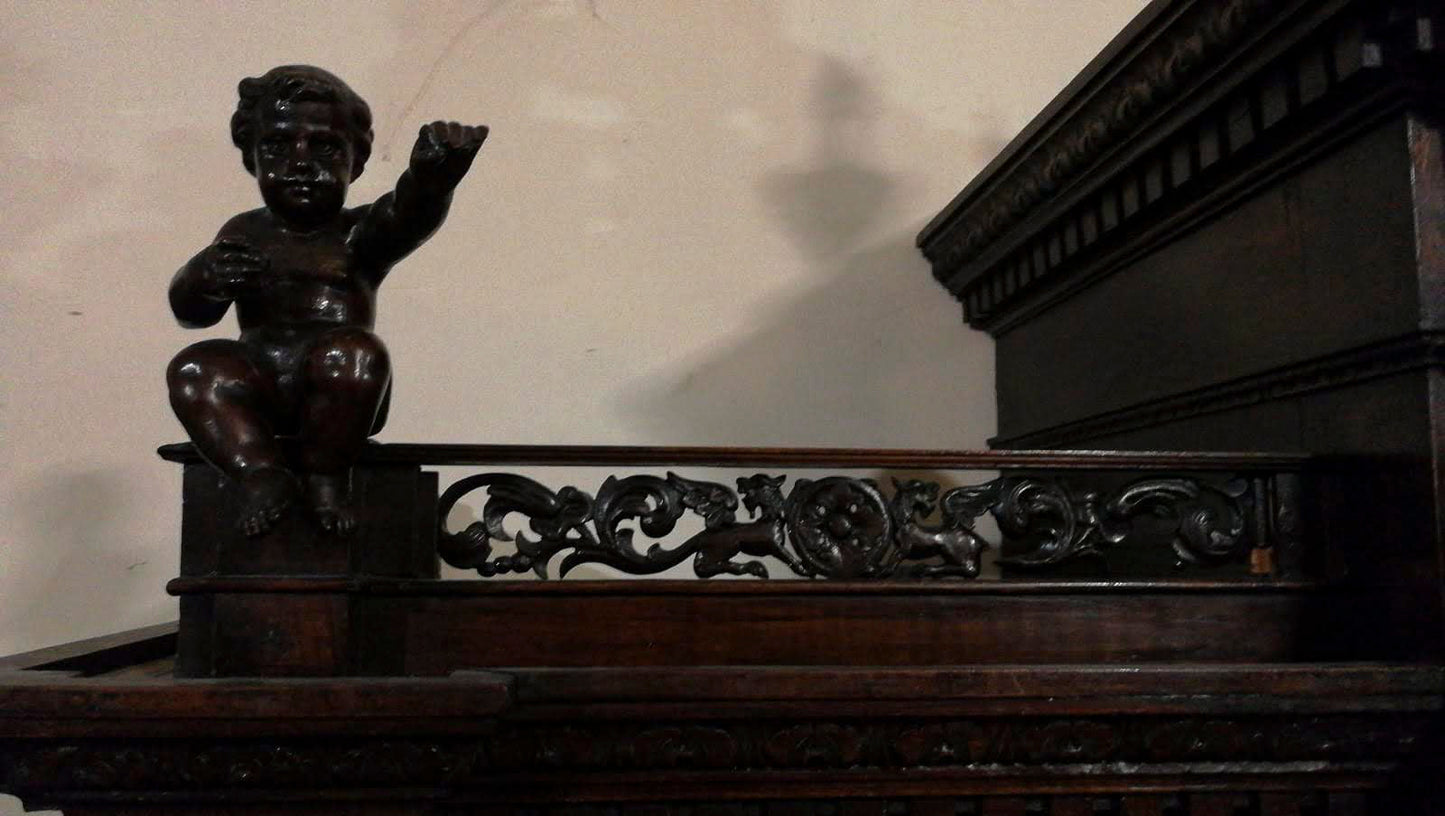 Armadio di noce intagliato e scolpito realizzato dall'ebanista Sellerio Giuseppe Milano fine 1800.