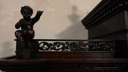 Armadio di noce intagliato e scolpito realizzato dall'ebanista Sellerio Giuseppe Milano fine 1800.