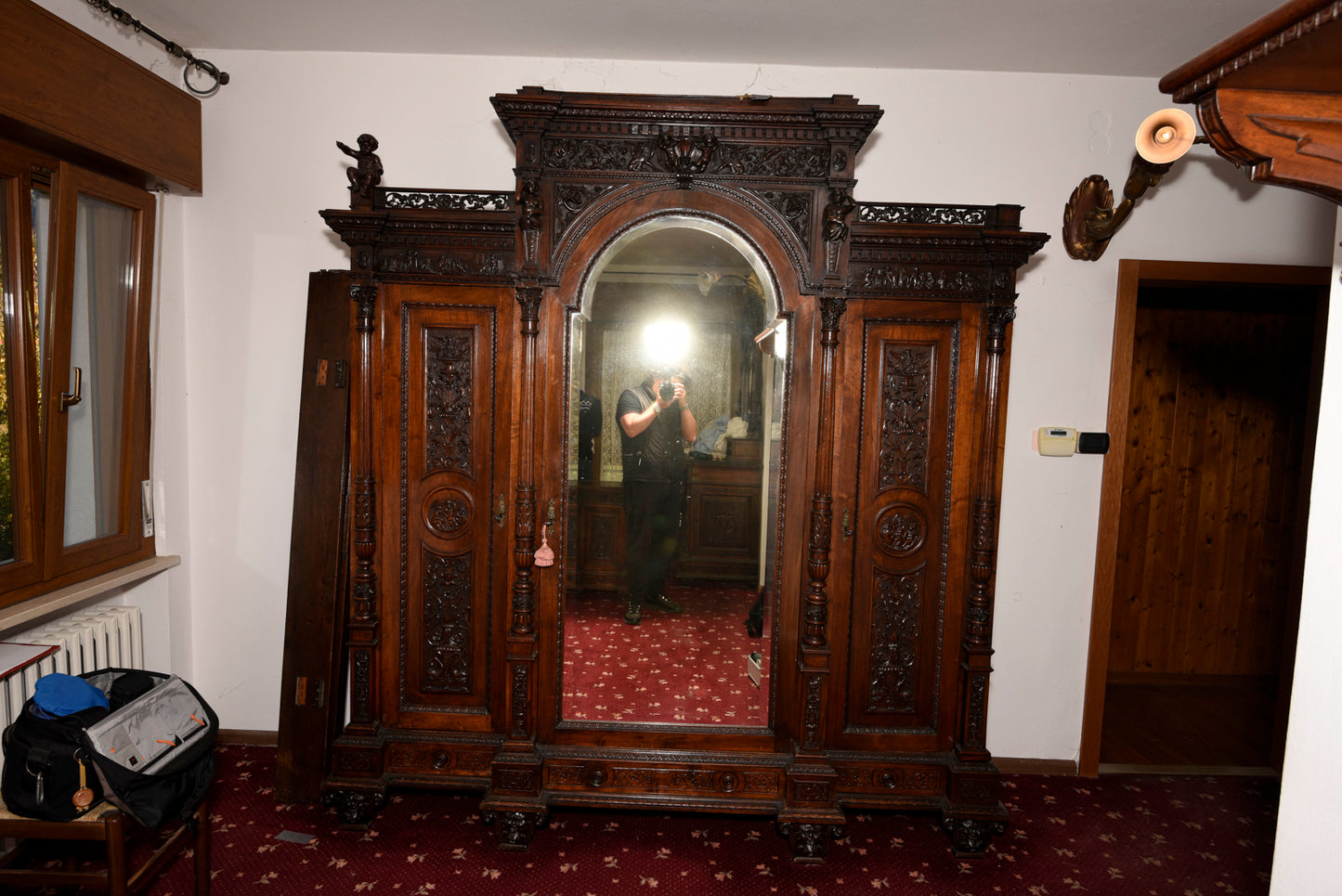 Armadio di noce intagliato e scolpito realizzato dall'ebanista Sellerio Giuseppe Milano fine 1800.