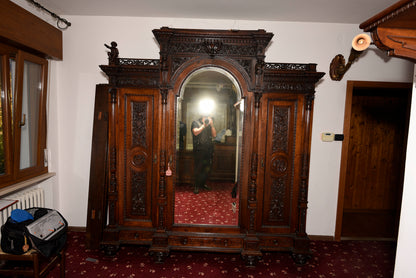 Armadio di noce intagliato e scolpito realizzato dall'ebanista Sellerio Giuseppe Milano fine 1800.
