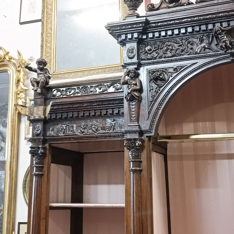 Armadio di noce intagliato e scolpito realizzato dall'ebanista Sellerio Giuseppe Milano fine 1800.