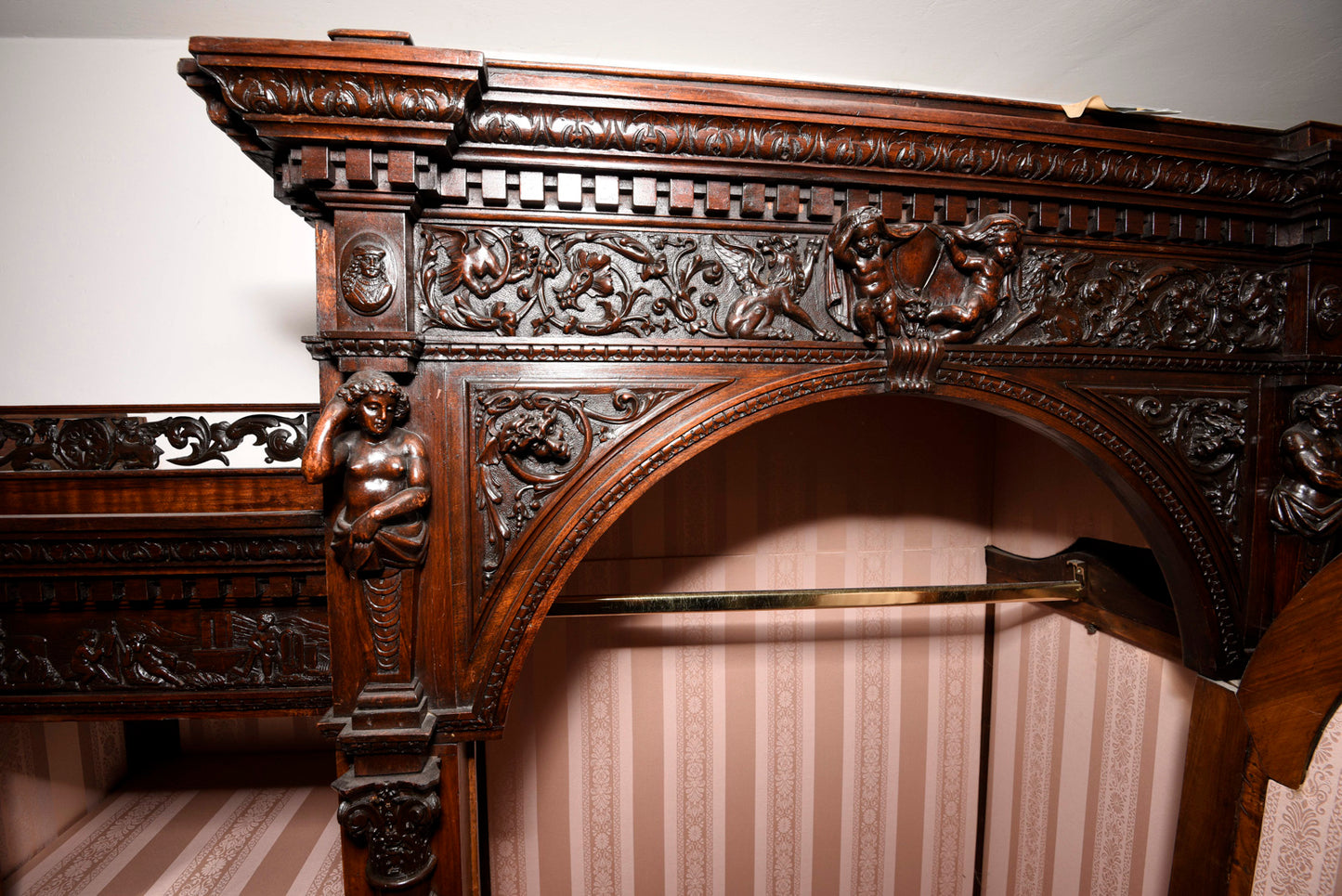 Armadio di noce intagliato e scolpito realizzato dall'ebanista Sellerio Giuseppe Milano fine 1800.