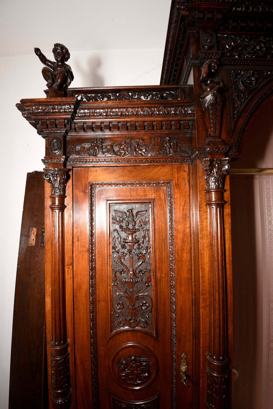 Armadio di noce intagliato e scolpito realizzato dall'ebanista Sellerio Giuseppe Milano fine 1800.
