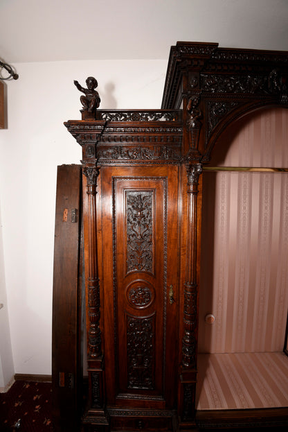 Armadio di noce intagliato e scolpito realizzato dall'ebanista Sellerio Giuseppe Milano fine 1800.