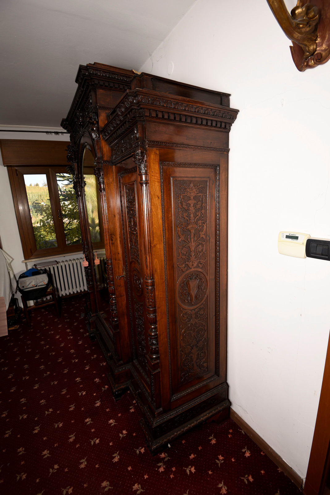 Armadio di noce intagliato e scolpito realizzato dall'ebanista Sellerio Giuseppe Milano fine 1800.
