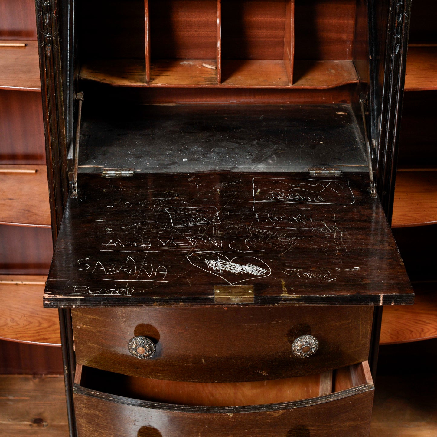 credenza vetrina a ribalta inglese
