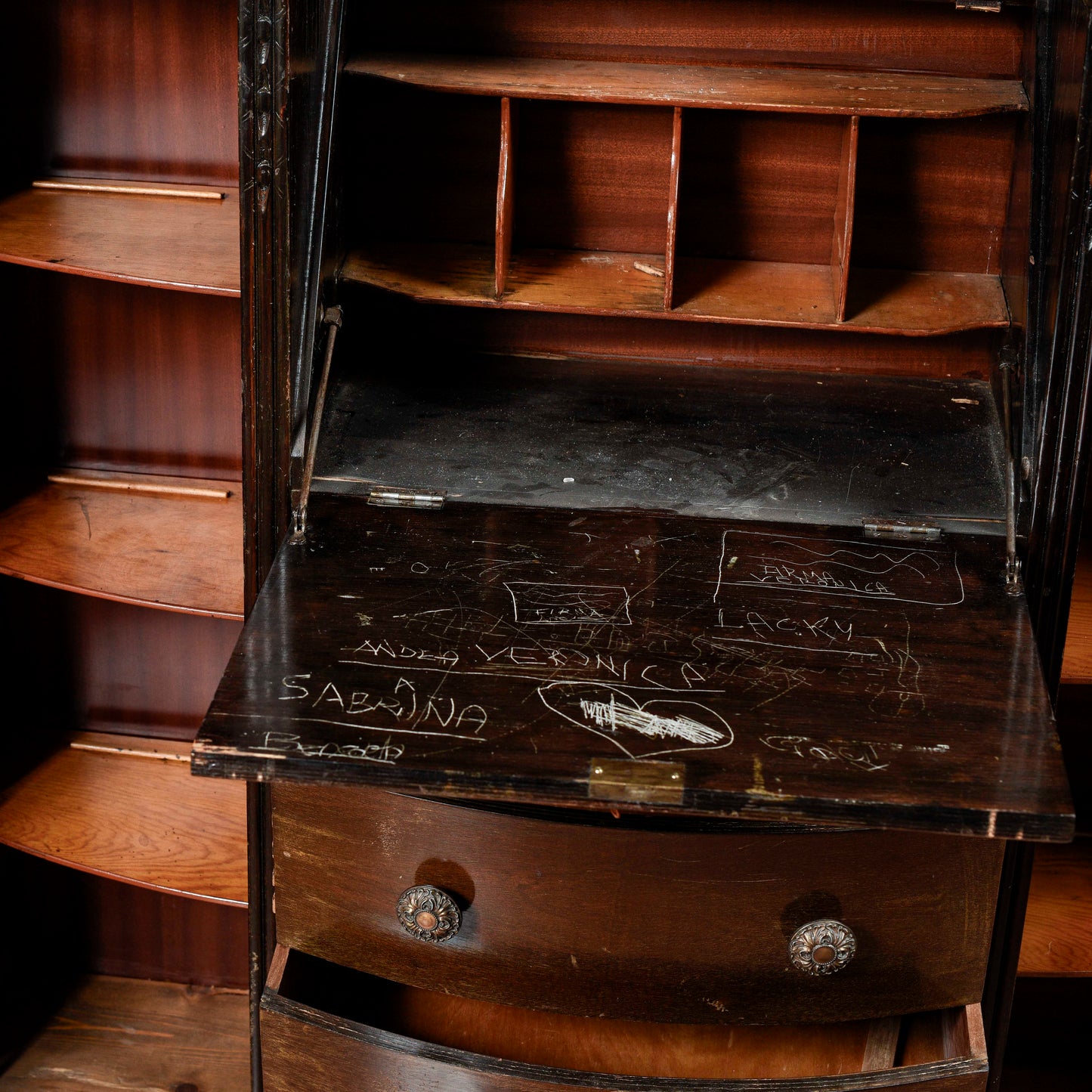 credenza vetrina a ribalta inglese