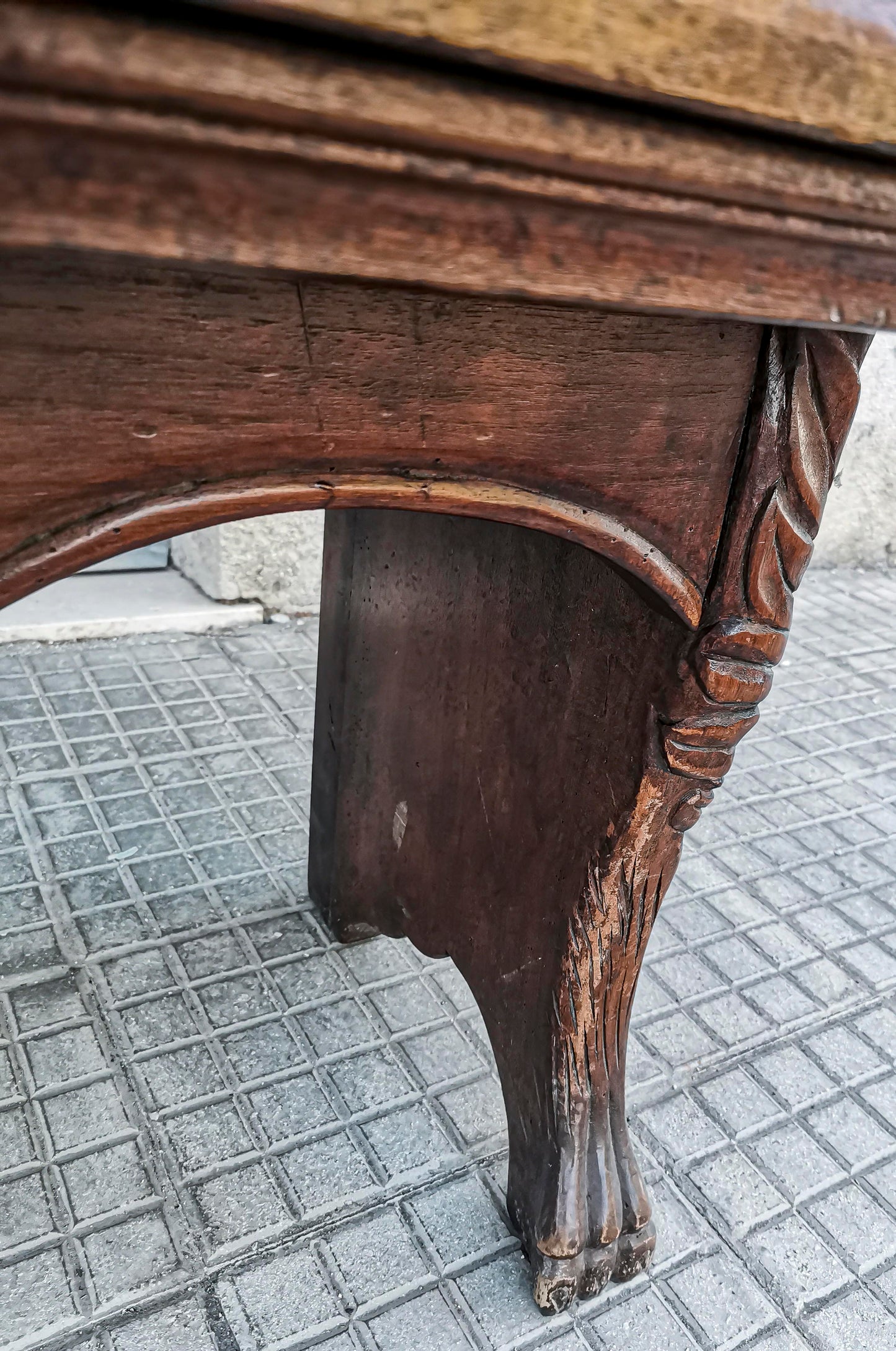 Panca in legno e piedi a zampa leone  In legno massello Italia 1950
