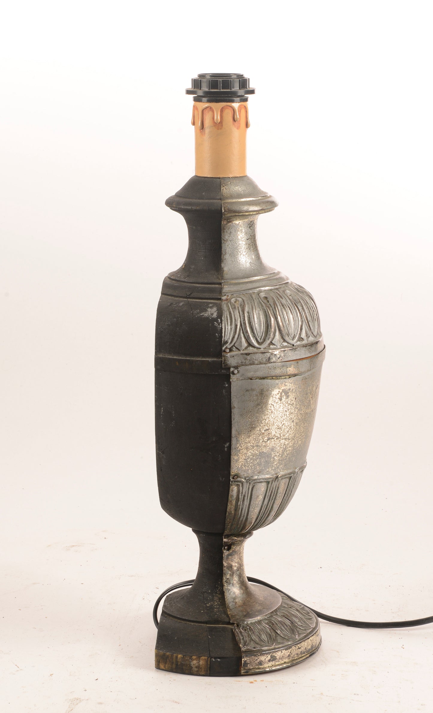 LAMPADA PORTA-PALME, IN LEGNO E METALLO ARGENTATO EPOCA PRIMO 900