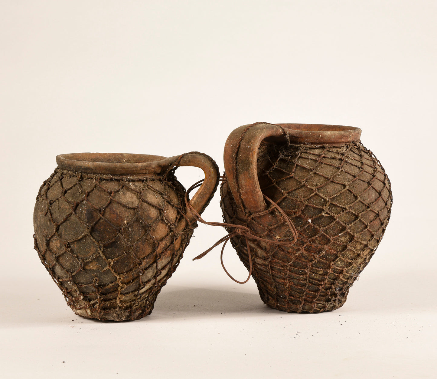 Coppia vasi terracotta e rete metallica epoca prima metà del
